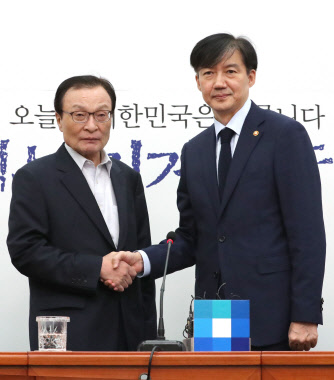 조국 법무부 장관이 17일 국회에서 이해찬 민주당 대표를 예방해 악수를 하고 있다. 연합뉴스